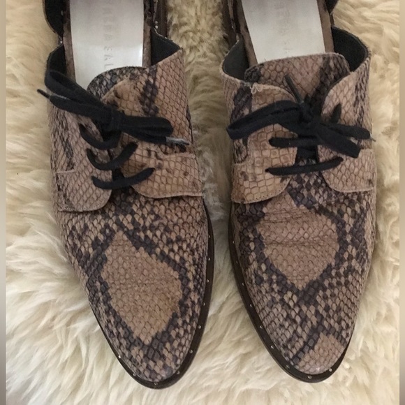 Freda Salvador Snakeskin Embossed Cutout Laced Oxfords - Size 9 - Picture 4 of 6
